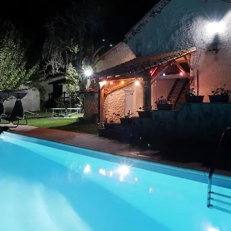 Casa de Férias La Colline De Tilleul - Les Deux Puits - Cosy With Swimming Pool Near Aubeterre *
