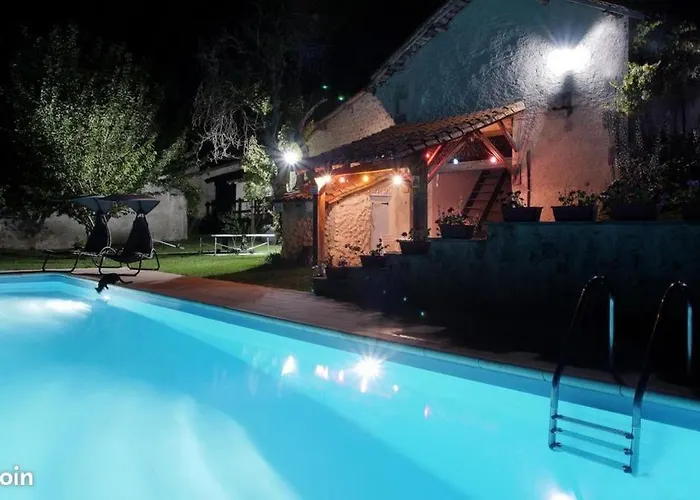 Casa de Férias La Colline De Tilleul - Les Deux Puits - Cosy With Swimming Pool Near Aubeterre *